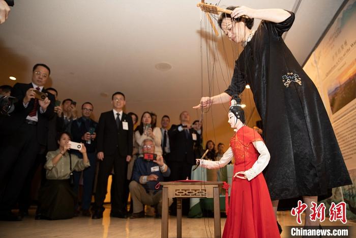 當(dāng)?shù)貢r(shí)間5月19日，中國(guó)常駐聯(lián)合國(guó)代表團(tuán)、中國(guó)文化和旅游部、泉州市人民政府在紐約聯(lián)合國(guó)總部聯(lián)合舉辦“茶和天下·雅集”主題展覽和招待會(huì)。圖為展覽表演泉州提線(xiàn)木偶寫(xiě)書(shū)法。 <a target='_blank' href='/' _fcksavedurl='/'><p  align=
