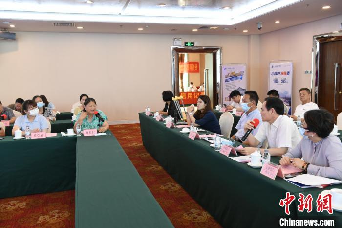 圖為中國(guó)銀行廣西分行代表在回應(yīng)桂林歸義生態(tài)農(nóng)業(yè)有限公司總經(jīng)理夏月紅的貸款需求?！∈Y雪林 攝