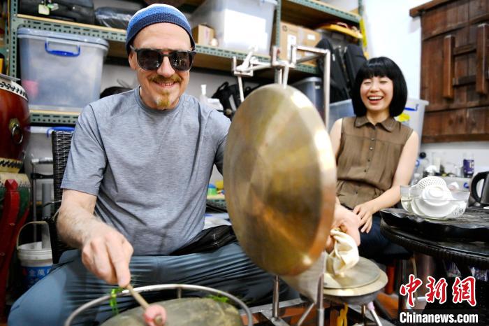 代表團(tuán)成員在漳州木偶表演館開展文化藝術(shù)交流活動。　張金川 攝