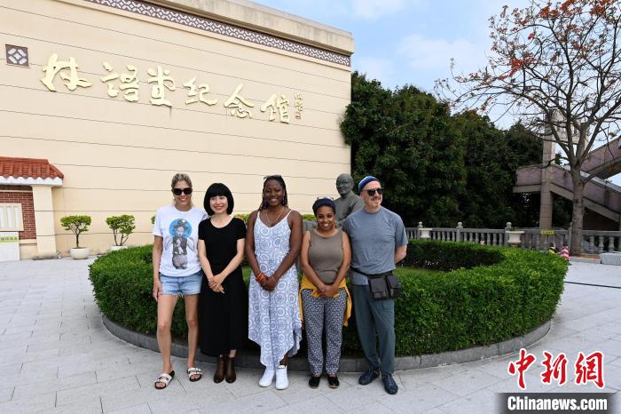 代表團(tuán)成員參訪林語堂紀(jì)念館?！埥鸫?攝