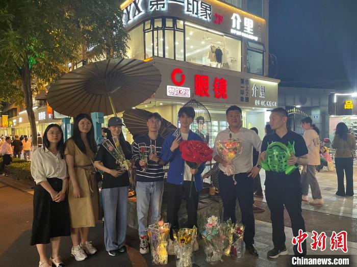 在東陽橫店，宣講團(tuán)導(dǎo)師、成員與橫店演員(右三)合影。　 東陽市融媒體中心 供圖