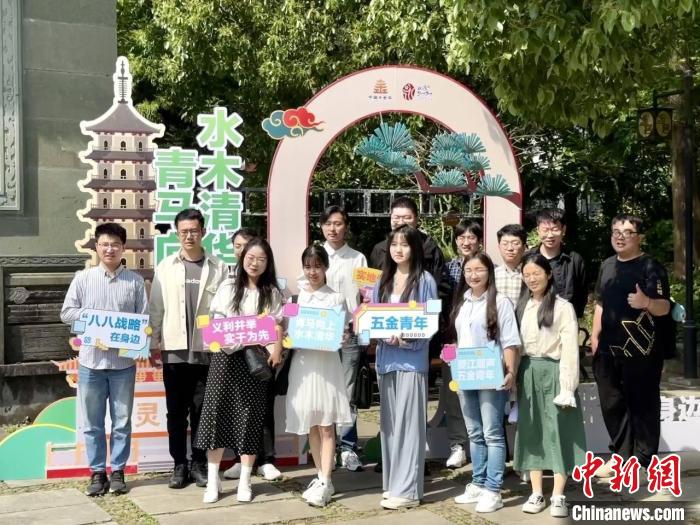 宣講團(tuán)成員在永康市合影。　呂鈺寧 攝