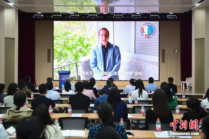 5月30日，<a target='_blank' href='/'>中新社</a>第二屆“東西問智庫”主題論壇在北京舉行，多位中外專家圍繞“AI革命與文明進化”展開討論。圖為美國加州理工學(xué)院電氣工程和計算機科學(xué)教授、人工智能專家亞瑟·阿布-穆斯塔法通過視頻在論壇上作主旨演講。<a target='_blank' href='/'>中新社</a>記者 田雨昊 攝