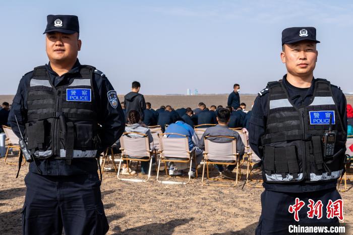 圖為承擔(dān)神舟十六號載人飛船安保任務(wù)的移民管理警察?！∨ｖ?攝