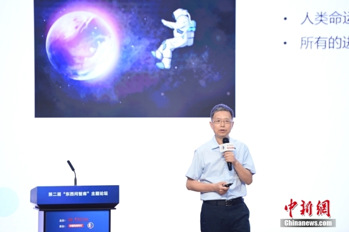 5月30日，<a target='_blank' href='/'>中新社</a>第二屆“東西問智庫”主題論壇在北京舉行，多位中外專家圍繞“AI革命與文明進化”展開討論。圖為北京大學新聞與傳播學院教授胡泳在論壇上作主旨演講。<a target='_blank' href='/'>中新社</a>記者 田雨昊 攝