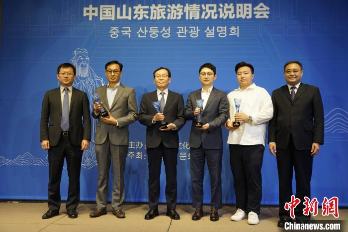 為“好客山東”旅游大使授牌?！⑿?攝