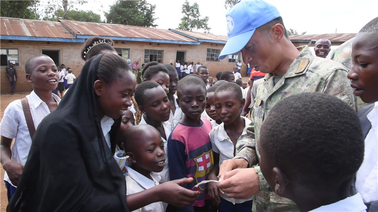 孩子們迎接維和官兵的到來(lái)。王錦偉攝