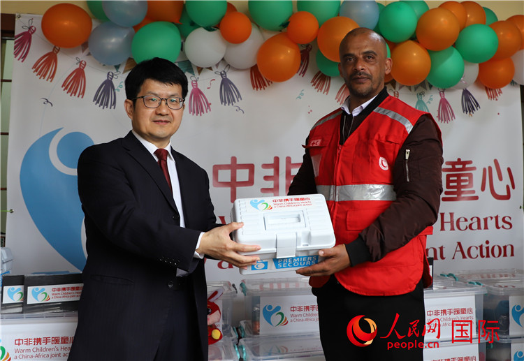 李健大使向孤兒院負(fù)責(zé)人移交捐贈(zèng)物資。人民網(wǎng)記者 王傳寶攝
