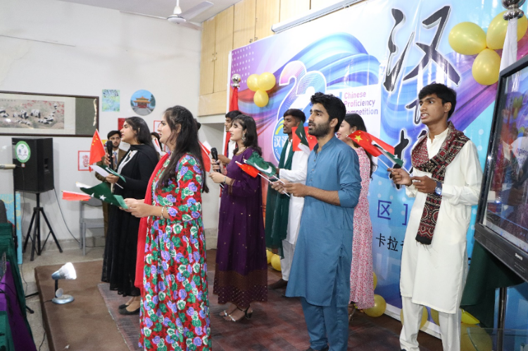 “漢語橋”世界大學生中文比賽卡拉奇賽區(qū)決賽現(xiàn)場，參賽選手共同演唱中文歌曲?？ɡ娲髮W孔子學院供圖