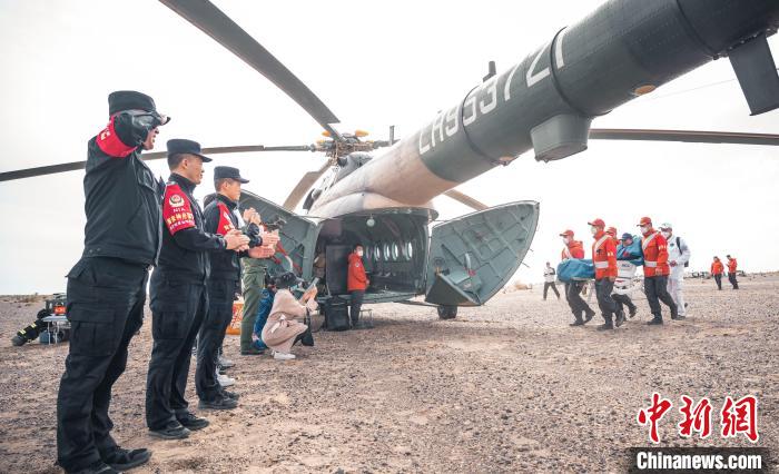 圖為阿拉善邊境管理支隊(duì)民警目送航天員登機(jī)離開(kāi)?！缇?攝