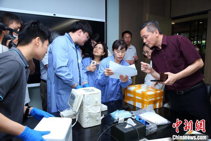 科研人員清點、查看隨神舟十五號返回地面的空間科學實驗樣品。　中科院空間應用中心 供圖
