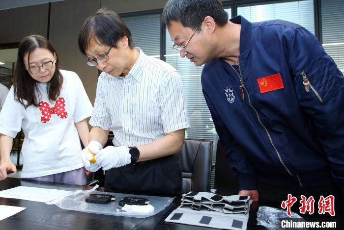 科研人員查看隨神舟十五號返回地面的空間科學實驗樣品。　中科院空間應用中心 供圖