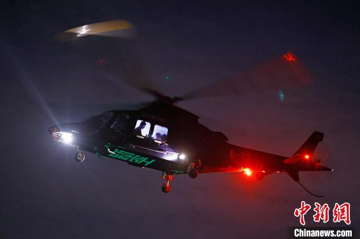 6月3日晚，游客乘坐上海新空直升機有限公司直升機開啟鳥瞰黃浦江空中圓夢之旅?！∫罅⑶?攝