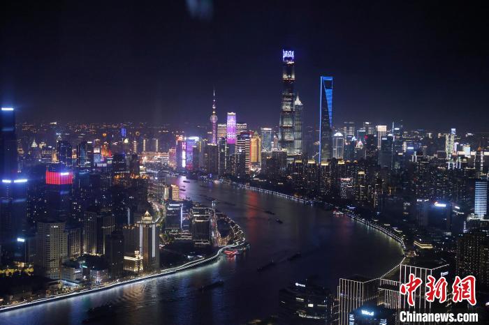 6月3日晚，鳥瞰上海黃浦江兩岸城市夜景。　殷立勤 攝