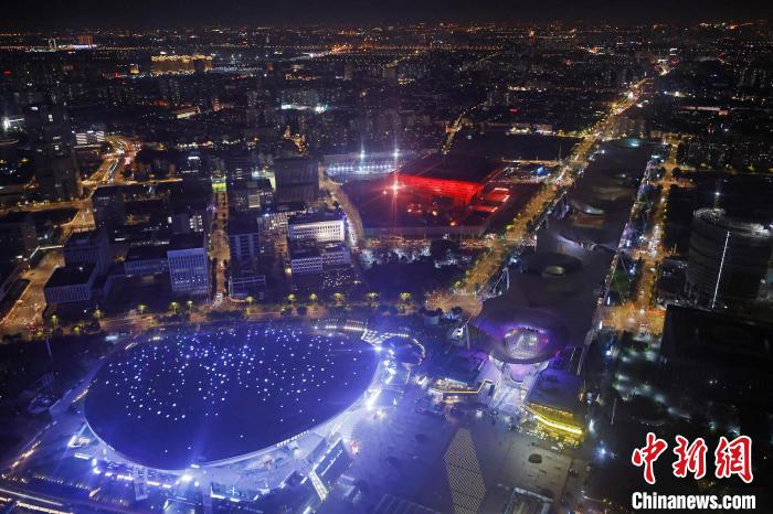 6月3日晚，鳥瞰上海黃浦江兩岸城市夜景?！∫罅⑶?攝