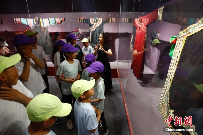 圖為藏族青少年們參觀民族博物館。<a target='_blank' href='/' _fcksavedurl='/'><p  align=