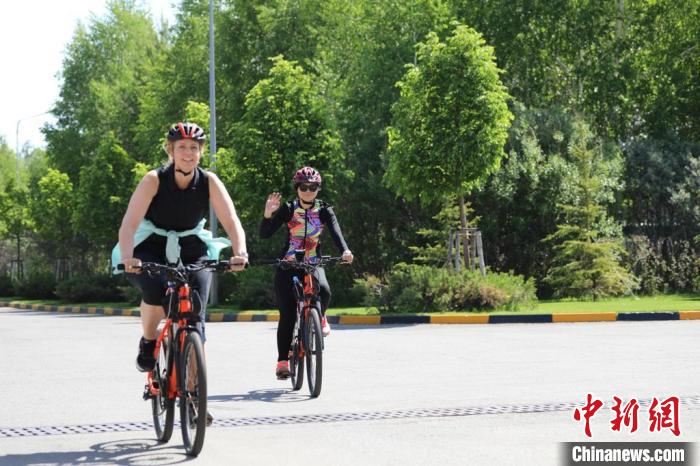 亞信副秘書長(zhǎng)遲方(右一)與聯(lián)合國駐哈協(xié)調(diào)員在騎行活動(dòng)中。　亞信秘書處供圖