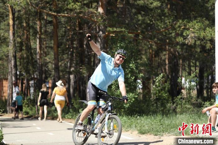 當(dāng)?shù)貢r(shí)間4日，哈外交部副部長(zhǎng)羅曼·瓦西連科在騎行活動(dòng)中?！喰琶貢幑﹫D