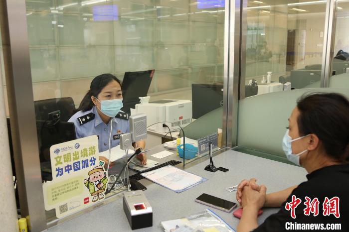 2023年1月9日至5月31日，上海市公安出入境管理部門共受理中國公民出入境證件228.5萬證次?！∩虾Ｊ泄簿止﹫D