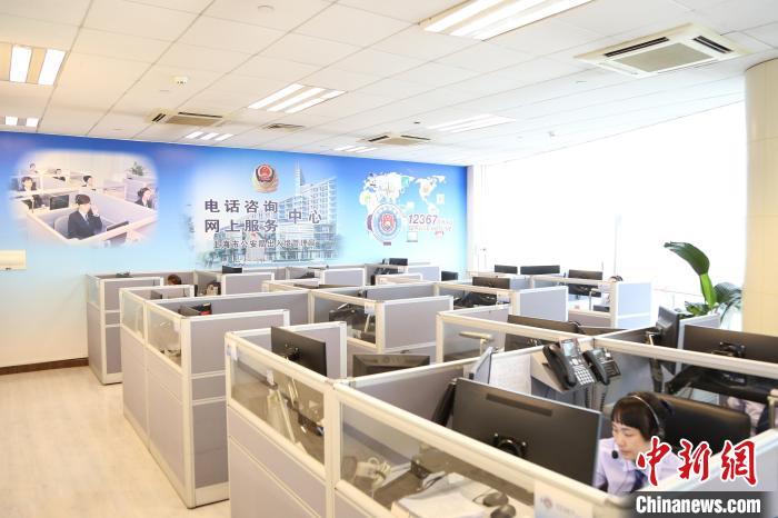 警方表示，自2023年1月9日至5月31日，上海出入境12367服務(wù)平臺還累計(jì)接處來電超15萬通?！∩虾Ｊ泄簿止﹫D