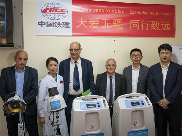 中國鐵建阿爾及利亞公司向當?shù)蒯t(yī)院捐贈醫(yī)療物資。鐵建國際供圖