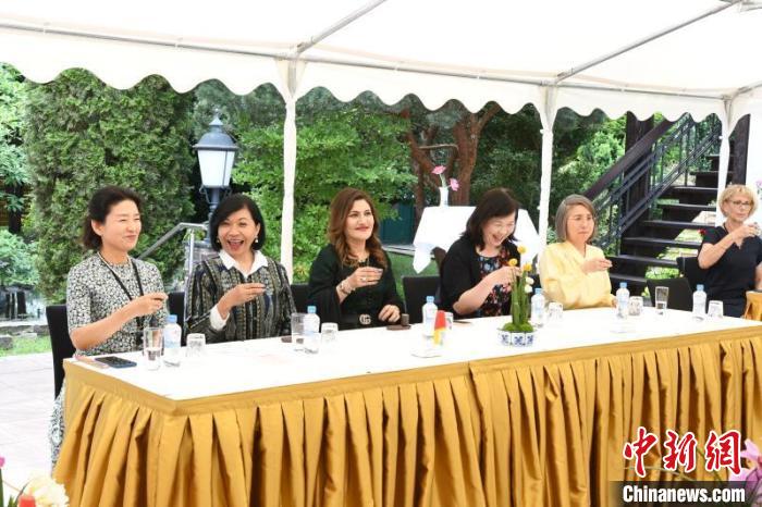 圖為嘉賓品味烏龍茶?！“亓种袊幕行墓﹫D。