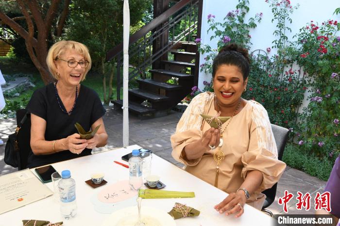 圖為嘉賓展示包粽子成果。　柏林中國文化中心供圖。