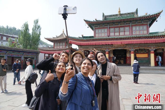 圖為外國(guó)記者在塔爾寺合影。　馬銘言 攝