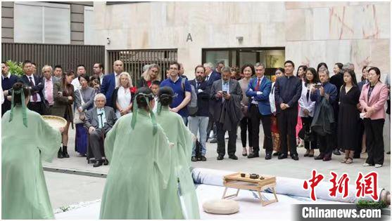 嘉賓觀看茶舞表演?！⌒抨柺形麄鞑抗﹫D