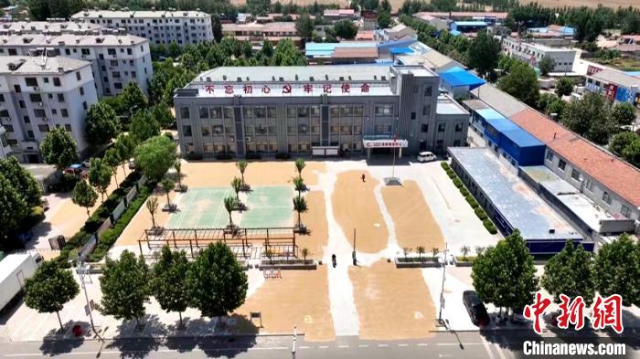 德州陵城區(qū)開放1297處鎮(zhèn)村公共場地，緩解農(nóng)民曬糧難題。　陵城區(qū)委宣傳部供圖