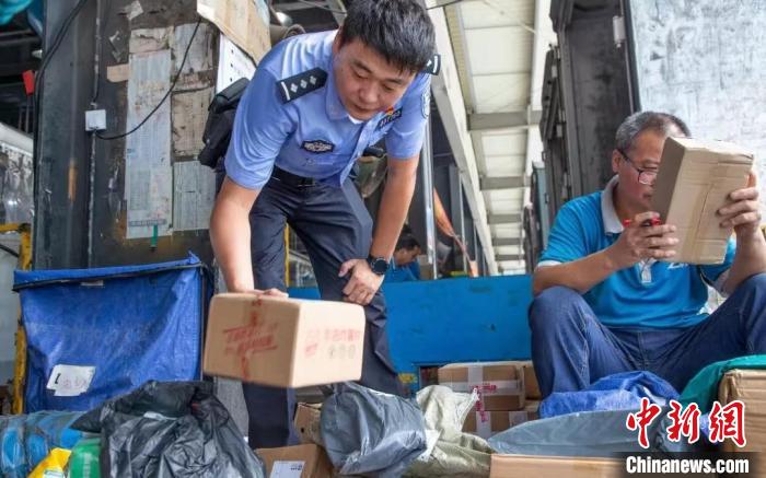 肥東縣公安局針對劇毒化學(xué)品和易制爆危險(xiǎn)化學(xué)品生產(chǎn)企業(yè)開展安全檢查工作?！『戏示焦﹫D