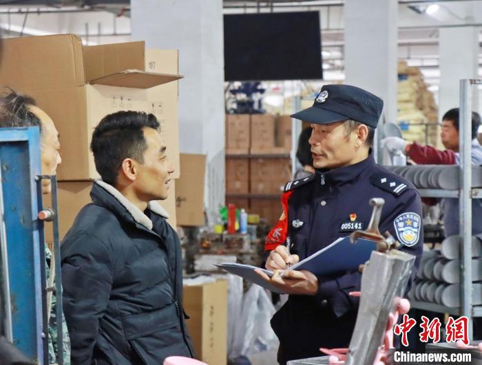 3月30日，大興派出所民警來到轄區(qū)中小企業(yè)，開展“為民為企為項(xiàng)目”走訪活動。　合肥警方供圖