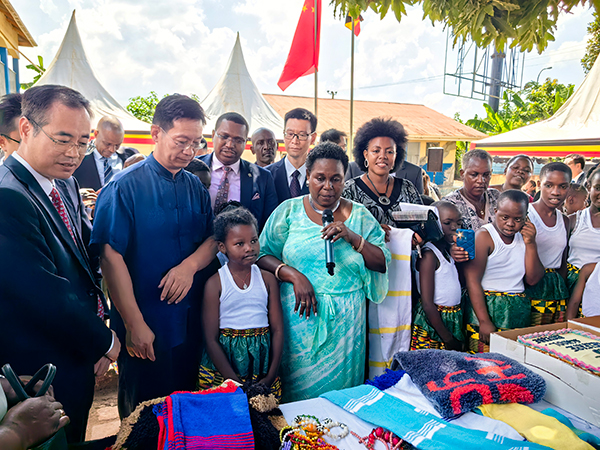 中國(guó)駐烏干達(dá)大使張利忠（右二）出席活動(dòng)。 田雨攝