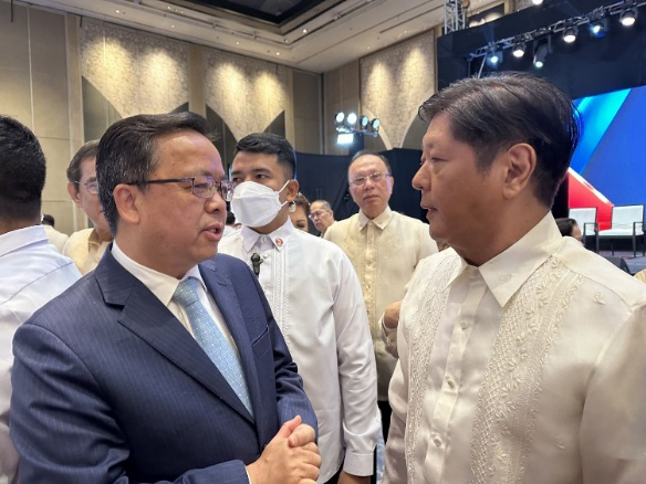 黃溪連大使與菲律賓總統(tǒng)馬科斯在會場上交談。中國駐菲律賓大使館供圖