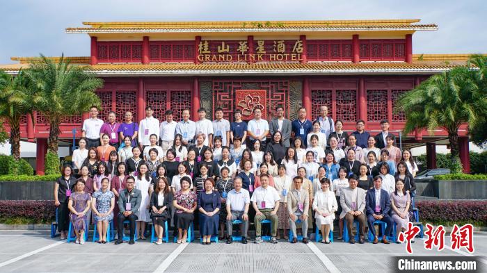 與會(huì)嘉賓合影留念?！×_詩(shī)慶 攝