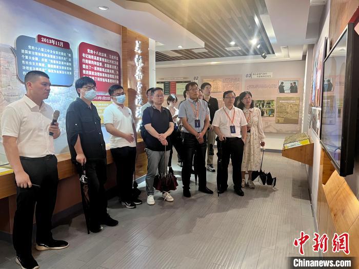 與會人員在后陳村走訪?！《做?攝