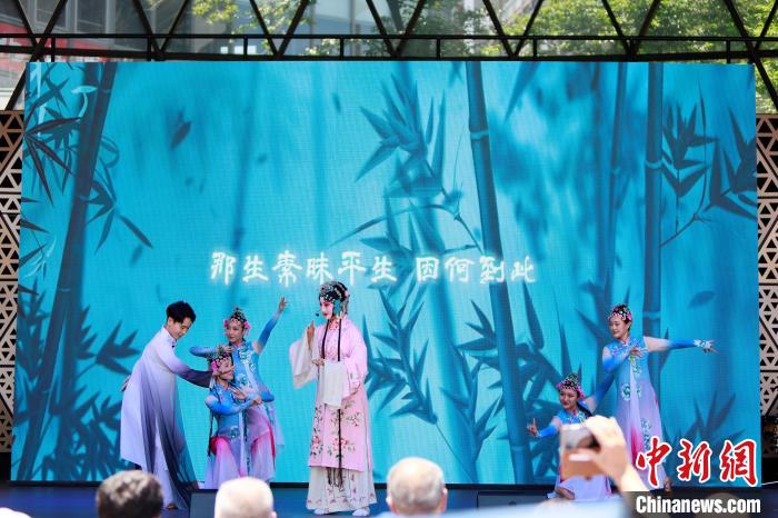 開幕式上舞臺展演之一《水舞昆韻》。