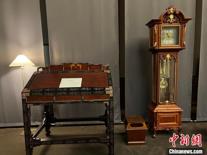 圖為春秋館展覽陳設(shè)的青瓦臺(tái)家具?！⑿?攝