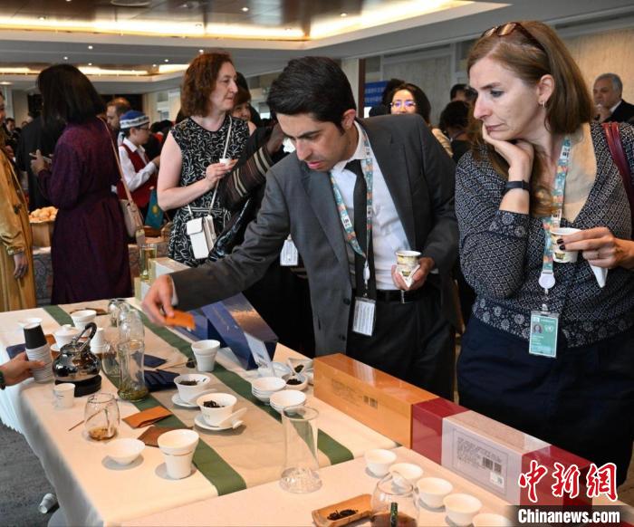 現(xiàn)場觀眾觀看中國展臺茶藝表演、了解茶文化?！【笜?攝