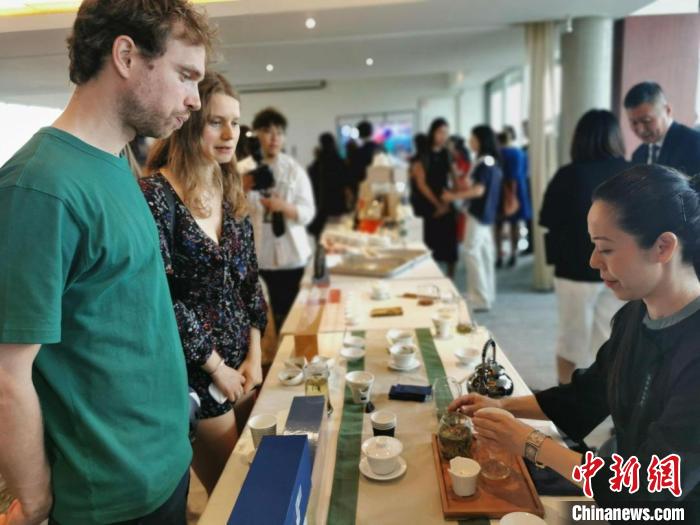 現(xiàn)場觀眾觀看中國展臺茶藝表演、了解茶文化?！【笜?攝