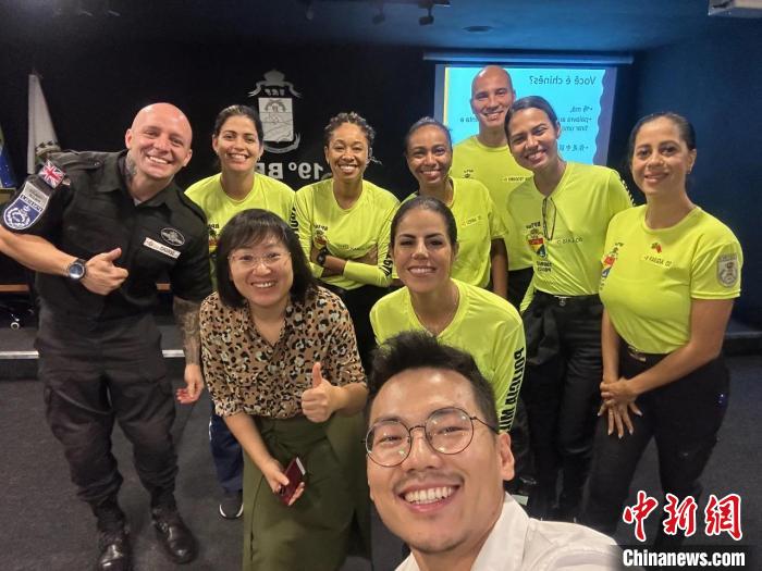 里約旅游警察上中文課?！±锛s熱內(nèi)盧天主教大學(xué)孔子學(xué)院供圖