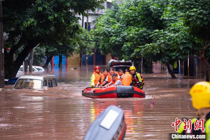 7月4日，萬州區(qū)五橋街道，消防救援人員用沖鋒舟救援轉(zhuǎn)運被困群眾?！∪矫宪?攝