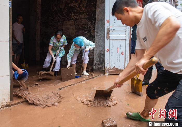 7月4日，萬州區(qū)五橋街道，洪水退去后，居民開展清淤工作?！∪矫宪?攝