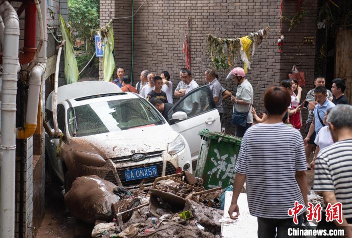 7月4日，萬州區(qū)五橋街道，居民救援受困的私家車?！∪矫宪?攝