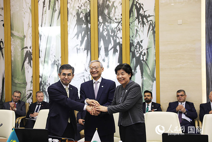 上合組織秘書處、哈駐華使館、上合組織睦鄰友好合作委員會簽署《聯(lián)合行動計劃》。人民網(wǎng) 俄布拉依攝