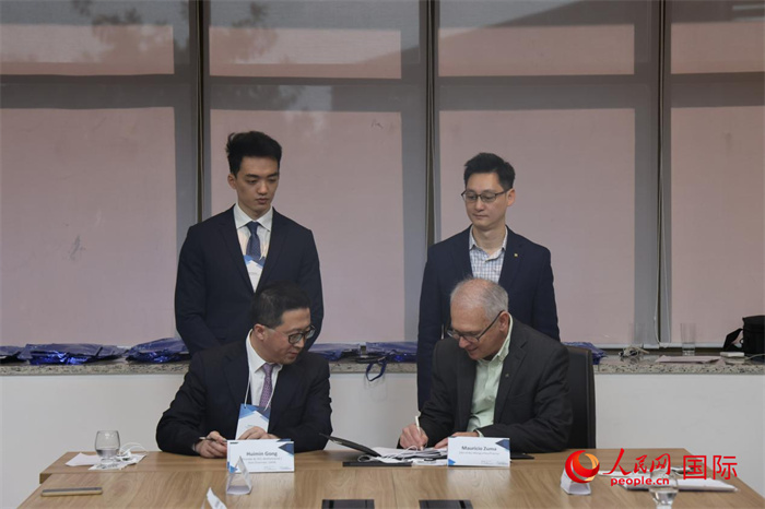 座談交流會上，中歐校友醫(yī)療健康產(chǎn)業(yè)協(xié)會與奧斯瓦爾多·克魯茲基金會簽署了合作備忘錄。人民網(wǎng)記者 時元皓攝