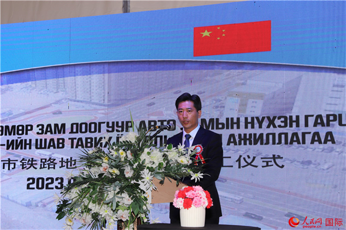 中鐵四局集團國際事業(yè)部執(zhí)行經(jīng)理朱春峰致辭。人民網(wǎng)記者 霍文攝