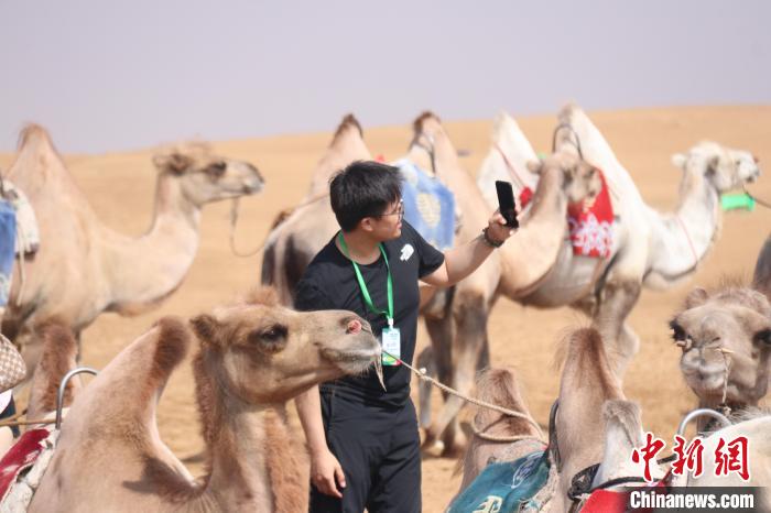 圖為臺胞體驗(yàn)大美內(nèi)蒙古?！⊥袐I供圖