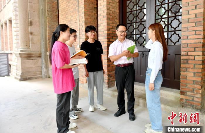 7月4日，臺(tái)灣教師陳昭志正在和學(xué)生交流。　呂明 攝