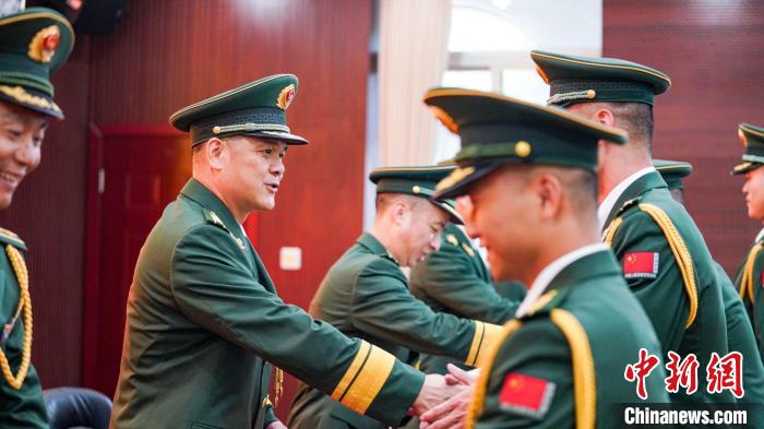 首長為晉銜官兵頒發(fā)任命狀?！堨狭?攝